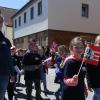 Gelungener Festumzug: Über 30 Feuerwehren - hier die Kinderfeuerwehr Oberelsbach - und zahlreiche örtliche Vereine nahmen an dem großen Festumzug anlässlich des 145-jährigen Bestehens und der offiziellen Übergabe des neuen Feuerwehrgerätehauses teil. Der Umzug wurde viel beklatscht.