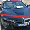 Elektromobiler Schatz hinter rotem Absperrband. Der BMW i8 war der Hingucker bei der Fahrzeugschau.