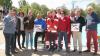 Springen verboten: Mit der Freibad-Eröffnung am Sonntag ist es damit vorbei. Doch OB Müller und die geladenen Gäste ließen bei der kühlen Witterung lieber noch ihre Kleidung an. Im Bild von links: Rebecca Hick, Stefan Rückert, Stadträtin Gertrud Stocker, Verena Dambach, Siegfried Müller, mehrere Wasserwacht-Mitglieder, Rainer Trabert und Sportreferent Manfred Marstaller.