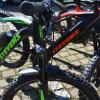Die Akkus an E-Bikes werden immer "unsichtbarer". Bei diesen beiden Fahrrädern deutlich zu sehen: Links ist der Akku noch außen am Rahmen angebracht, beim rechten Fahrrad ist er systemintegriert. Die Akkus an E-Bikes werden immer "unsichtbarer". Bei diesen beiden Fahrrädern deutlich zu sehen: Links ist der Akku noch außen am Rahmen angebracht, beim rechten Fahrrad ist er systemintegriert.