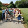 Bei der "Singenden Wanderung" sind auch zwei Gitarren unterwegs.