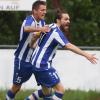 Höchbergs Yanik Unger (links) und Kapitän Julian Hippacher jubeln nach dem Treffer zum 1:0.