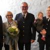 Polizeipräsident Gerhard Kallert (links) verabschiedete Norbert Mohr (Dritter von links), der zusammen mit seiner Ehefrau Ursel den Ruhestand genießen wird. Thomas Hümmer, hier zusammen mit Ehefrau Christina und seinen beiden Kindern, wird die vorübergehende Nachfolge als Haßfurter Dienststellenleiter antreten.