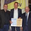 Eine überraschende Ehrung für Vereinsvorstand Matthias Kistner. Kreisversitzender Marco Göbet vom Bayerischen Fußball-Verband (links) und Kreisvorsitzender Burkard Losert vom Bayerischen Landes-Sportverband ehrten den Gramschatzer Sportvereinsvorstand für seine langjährige Funktionstätigkeit mit dem "Verbands-Ehrenzeichen in Gold" und der "Verdienstnadel in Gold für langjährige hervorragende Verdienste im Sport".