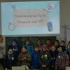 Die Gruppe der Kinder mit ihrer pädagogischen Leiterin Lea Fuchs kurz vor dem Aufbruch zur »Schatzsuche« im Rahmen der VHS-Exkursion Geo-Caching am Buchenberg in Sendelbach.