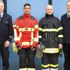 Von links: Christoph Gehrig,  Sven Lajosbanyai (in neuer  Schutzkleidung),  Volker Johannes (in alter Schutzkleidung) und Feuerwehrchef Harald Rehmann.