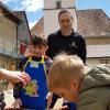 Die Kindergartenkinder und Marktleiter Jochen Waigandt beim Gärtnern.
