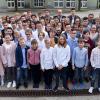 Würzburgs erfolgreichste junge Sportlerinnen und Sportler vor der Ehrung mit Oberbürgermeister Christian Schuchardt (hinten rechts), Stadträten und Vereinsfunktionären vor dem Felix-Fechenbach-Haus.