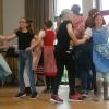 Bei bayerischer Musik der beiden Bläserklassen (Mädchen aus den Klassen 5b und 6b) und bayerischem Tanz der Schülerinnen der Klasse 5b gab es an der Maria-Ward-Schule ein Weißwurstfrühstück.