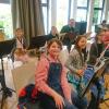 Bei bayerischer Musik der beiden Bläserklassen (Mädchen aus den Klassen 5b und 6b)  und bayerischem Tanz der Schülerinnen der Klasse 5b gab es an der Maria-Ward-Schule ein Weißwurstfrühstück.