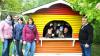 Platz ist in der kleinsten Hütte: Oma und Opa zeigen, wo sie schöne Spielstunden verbringen, das stand für die Kindergartenkinder in Trappstadt am Donnerstag auf dem Programm. Über die große Resonanz freuen sich Kindergartenleiterin Manuela Weis (Vierte von links) und Vereinsvorsitzender Berthild Bauer (rechts) sowie einige Elternbeiräte.