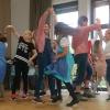 Bei bayerischer Musik der beiden Bläserklassen (Mädchen aus den Klassen 5b und 6b) und bayerischem Tanz der Schülerinnen der Klasse 5b gab es an der Maria-Ward-Schule ein Weißwurstfrühstück.