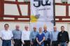 Gratulanten zum 40. Geburtstag des JUZ in Hofheim: Carsten Stark (von links) vom Kreisjugendring, Bürgermeister Wolfgang Borst, Landrat Wilhelm Schneider, Günther Geiling (früherer JUZ-Vorsitzender und Ehrenmitglied), Markus Ott (stellvertretender JUZ-Vorsitzender), die JUZ-Ehrenmitglieder Werner Mock und Andreas Schmitt und der JUZ-Vorsitzende Daniel Fischer.