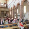 Die Neustadter Klosterkirche stellte Dr. Johannes Sander (rechts) als eindrucksvolles Zeugnis romanischer Baukunst in Franken vor.