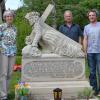 130 Arbeitsstunden stecken in der Replik des Kreuzschleppers. Das Original hatten Rudolf und Roswitha Then jahrelang im Garten stehen. Hilfe kam von den Restauratoren Petro Schiller und Andreas Klesse, der Segen von Pfarrer Uwe Hartmann (von links).