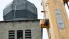 Moderne Technik erleichtert den Austausch der Joche: mit einem Autokran werden die Teile vom Kirchturm gehievt.