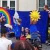 Ein voller Erfolg war das Sommerfest des Kindergartens St. Nikolaus und der Kinderkrippe in Sand. Bei strahlendem Sonnenschein und sommerlichen Temperaturen boten die Kinder am Sonntag eine tolle Aufführung unter dem Motto „Eines ist uns allen klar, Gottes Schöpfung ist wunderbar“. Die Zuschauer im gut gefüllten Kindergartenhof waren begeistert. Danach konnten sich die Jüngsten von einem Magier verzaubern lassen oder sich in der Spielstraße austoben. (cl)