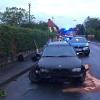 Aufgrund regennasser Fahrbahn und mangelhafter Bereifung rutschte am Montagabend ein 18-jähriger BMW-Fahrer durch Aquaplaning in der Hauptstraße in Goßmannsdorf in einer Rechtskurve von der Fahrbahn und prallte gegen eine Grundstücksmauer. Wie die Polizeiinspektion Haßfurt weiter berichtet, erlitten die Beifahrerin und eine Mitfahrerin auf den Rücksitz bei dem Unfall leichte Verletzungen. Ein zweijähriges Kind, das ordnungsgemäß im Maxi-Cosi hinter dem Fahrer gesichert war, blieb unverletzt, wurde aber sicherheitshalber mit den beiden Mitfahrerinnen mit dem Krankenwagen ins Krankenhaus Schweinfurt gebracht. Der Fahrzeuglenker blieb unverletzt, an seinem Fahrzeug entstand jedoch wirtschaftlicher Totalschaden. Der Schaden an der Grundstücksmauer beläuft sich auf circa 8000 Euro. Die Feuerwehr Hofheim musste zur Absperrung und Absicherung der Unfallstelle ausrücken. Außerdem musste die Fahrbahn von auslaufenden Betriebsstoffen gereinigt werden. Auf den Unfallverursacher kommt nun eine Anzeige zu. (dix)