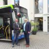 Harald Mendrock (links) von den Stadtwerken fuhr schon mal symbolisch mit dem Stadtbus vor, zu Bürgermeister Willi Warmuth ans Rathaus in Hambach.