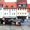Die größere der beiden Imbisshütten am Marktplatz soll modernisiert und mit einigen Sitzplätzen sowie Begrünung ausgestattet werden. Dem stimmte der Bauausschuss jetzt zu.