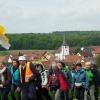 Mit wehenden Kirchenfahnen pilgerten am Freitag die Hammelburger Vierzehnheiligen-Wallfahrer von Hesselbach kommend über Humprechtshausen (im Bild) zum Etappenziel nach Ebern.