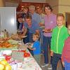 Mit einem reich gedeckten Frühstückstisch startete bei Barbara Kuhn (Dritte von rechts) die neue Aktion "Frühstück am Bauernhof" der Landfrauen im Bayerischen Bauernverband.