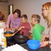 Barbara Kuhn ließ ihre Gäste in die Küche. Rührei mit Speck und Spiegeleier direkt vom Hof durften sie sich zum Frühstück selbst zubereiten.