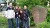 Eine Gruppe von Schülern aus Gemündens Partnerstadt Duiven besucht zurzeit die Dreiflüssestadt. Hier ein Teil von ihnen mit ihrem stellvertretenden Schulleiter Ben van den Anker am Gedenkstein der Städtepartnerschaft auf der Saaleinsel.
