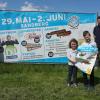 Die Sandberger Vereinsvertreter freuen sich auf viele Gäste zum Fest "Der Berg ruft". Das Bild zeigt (von links): Lukas Kneier (Sandberger Musikanten), Julia Schmidt (Feuerwehr Sandberg),  Hannes Kirchner (Jugendfeuerwehr Sandberg), Christian Gleissner (FC Sandberg) sowie den Nachwuchs Nele und Nils Gleissner.