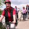 Nicht nur für die Gemeinde, auch im Mainbogen hat sich die scheidende Bürgermeisterin Sabine Lutz oft genug abgestrampelt. Hier 2010 bei einer Aktion der Mainbogen-Bürgermeister zum Erhalt des Mainstegs bei Untereuerheim.