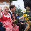 Eine Bürgermeisterin zum Anfassen: Beim Erntedankfest-Umzug 2014 in der Gemeinde Grafenrheinfeld fuhr Sabine Lutz mit Landrat Florian Töpper in der Kutsche mit. Eine Bürgermeisterin zum Anfassen: Beim Erntedankfest-Umzug 2014 in der Gemeinde Grafenrheinfeld fuhr Sabine Lutz mit Landrat Florian Töpper in der Kutsche mit.