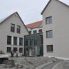 Völlig frei steht das jetzt das Wernecker Rathaus. Nachdem das angebaute Nachbarhaus abgerissen wurde, konnte die Südseite neu gestaltet werden. Ein repräsentativer Nebeneingang mit Außenanlage gehört dazu.