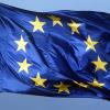 Eine Europaflagge flattert im Wind. 