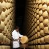 Der Feinschmecker-Käse Parmesan aus der Region Emilia Romagna gehört zu den exquisiten Spezialitäten der italienischen Küche. Er ist nun in akuter Gefahr, sagen die Italiener. 