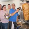 Bürgermeisterin Sonja Reubelt und ihr Stellvertreter Claus Kleinhenz (links) freuen sich mit Verpächter Michael Bühner und  Faik Altunova, dass Sandberg nun einen Döner-Imbiss hat.