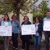 Spendenübergabe (von links): Birgit Köhler (Betreuungsprojekt), Peter Feldbauer (Initiative Dorfladen), Carolin Volkenstein (Elisabethenverein), Verena Körner-Wycisk (Initiative Dorfladen), Lucia Schmitt (Bücherei), Marion Kuhn (Bücherei), Thomas Koch (Mittagsbetreuung), Claus Hartenstein (Initiative Dorfladen).