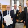 Bayerns Sozialministerin Kerstin Schreyer (von links) mit dem Preisträger aus Unterfranken, vertreten durch Oberschwarzachs Bürgermeister Manfred Schötz, stellvertretender Landrat Peter Seifert, Quartiersmanagerin Anneke Schilling und Laudator Manfred Wetzel.