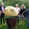 Die Citta-Slow-Skulptur ist fertig gestellt. Am Martin-Luther-Platz neben dem Wasserspielplatz wurde sie aufgestellt und verweist auf Bischofsheims Mitgliedschaft in der Citta-Slow-Bewegung. Das Bild zeigt von links den Künstler Louis Bruckauf, Bürgermeister Georg Seiffert, Martin Bühner, Schulleiterin Christine Götz und Tourismusreferent Gerhard Nägler.