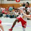 Gary Hines vom HSC Bad Neustadt vor der Kirchzeller Abwehr