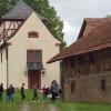 Architekturstudenten der Hochschule München bevölkern derzeit den historischen Gutshof des Schlosses in Roßrieth. Im Rahmen einer großen Bauaufnahme untersuchen und vermessen sie verschiedene Stall- und Nebengebäude.