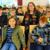 Dagmar Geisler mit den Kindern der Klasse 1/2.