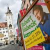 Schnell waren die Grünen in Würzburg: Bereits am Montagmorgen waren die Wahlplakate wie hier in der Augustinerstraße mit dem Ergebnis der Europawahl aktualisiert. 