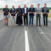 Die Kreisstraße SW 9 wurde eingeweiht. V. l. Martin Bock (Bauunternehmen Stolz), Josef Schneider (Telekom), Pfarrer Christoph Dörringer, Anton Gößmann (Bürgermeister Wasserlosen), Alexander Stolz (Bauunternehmen Stolz), Landrat Florian Töpper und Marco Kraus (Gebietsleiter Straßenbau).