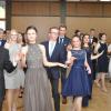Mit Abendkleid und Anzug: Schick gekleidet begaben sich die Neuntklässer auf die Tanzfläche der Stadthalle. 
