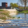 Landschaft als Hochwasserschutz: Blick auf das durch die Gartenschau neu entstandene moderne Stadttor von Wassertrüdingen. Landschaft als Hochwasserschutz: Blick auf das durch die Gartenschau neu entstandene moderne Stadttor von Wassertrüdingen.