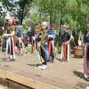 Der Kinderbuchklassiker „Die kleine Hexe“ von Otfried Preußler stand im Mittelpunkt der Aufführung der Kinder beim Sommerfest der Kindertageseinrichtung „Höhlenzauber“ in Lendershausen. Pfarrer Sieghard Sapper und der Leiterin Christine Zitzmann hatten die Besucher zuvor willkommen geheißen, berichtet die Kita in einer Mitteilung. Tannenzapfen, weiße Mäuse und Frösche flitzten nicht nur auf der Bühne, sondern fielen auch ins Publikum. Mit Besen, schrillem Gelächter und rhythmischem Geschick tanzten die Vorschulhexen auf dem Blocksberg, bis die kleine Hexe von den Oberhexen erwischt wurde und zur Aufgabe bekommen hatte, eine gute Hexe zu werden. Die kleine Hexe bestand zwar die Hexenprüfung, aber durfte dennoch nicht an der Walpurgisnacht teilnehmen. Mit ihrem Raben Abraxas geling es ihr, den Großen ihre Hex-Kraft zu nehmen. „Heia Walpurgisnacht!“ schrie die kleine Hexe zum Schluss. Ob wohl der Regen-Hexspruch daran Schuld war, dass sich direkt nach der Aufführung ein Wolkenbruch ergoss, dass weiß nur die kleine Hexe, schreibt die Kita weiter. Mit Speise und Getränken versorg der Elternbeirat mit fleißigen Eltern die Gäste.