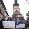 Willkommene Spende für die Außensanierung der Jakobuskirche: (von links) Claudia Filbry (Kirchenvorstand), Pfarrerin Beate Hofmann-Landgraf und Kirchenvorstandsmitglied Adrian Müller (rechts) nahmen aus den Händen von Denkmalkurator Martin Kuchler (Zweiter von rechts) und Manfred Riedl (Lotto Bayern) den überdimensionalen Scheck entgegen. 