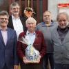 Über 50 Jahre lang war Eduard Bühl der Motor des Trossenfurt-Tretzendorfer Faschingszuges. Unser Bild zeigt ihn umringt von (von links) Bürgermeister Thomas Sechser und dem neuen Führungstrio Michael Gube, Armin Deinhart und Konrad Albert.
