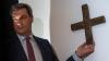 Das erste Kreuz hing Markus Söder in der Bayerischen Staatskanzlei selbst auf. 
