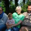 Gartengenuss: Katharina, Margarethe und Gunther Heß mit Cleo. Gartengenuss: Katharina, Margarethe und Gunther Heß mit Cleo.